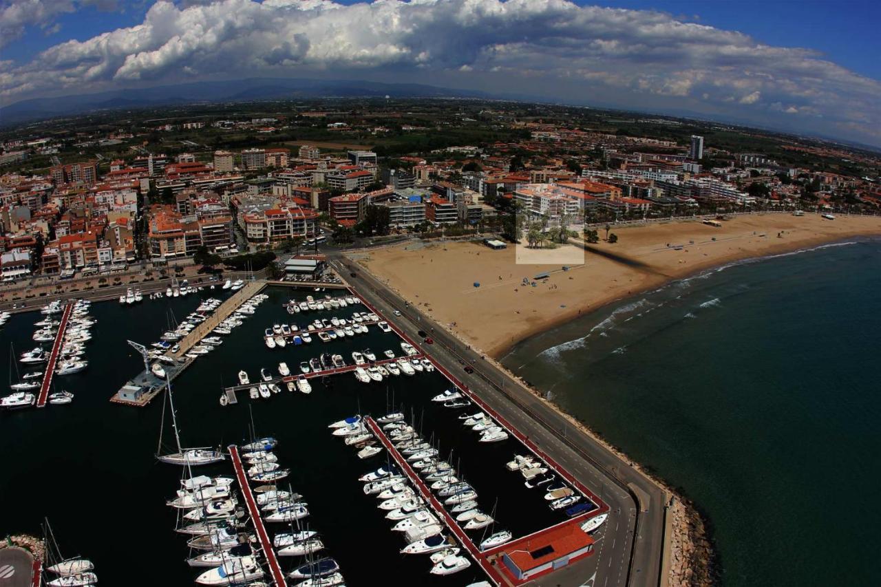 Aquarium - Only Families Apartment Cambrils Bagian luar foto